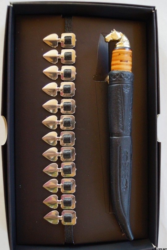 Iisakki Järvenpää Naisten puukko ja helakoru Tuppi musta, helakoru teräs