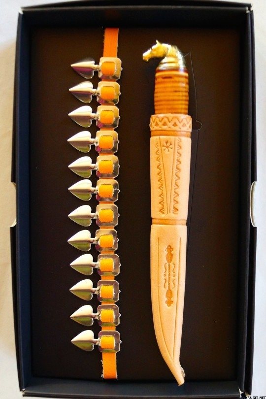 Iisakki Järvenpää Naisten puukko ja helakoru Tuppi vaalea, helakoru teräs