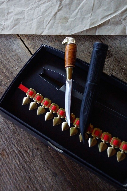 Iisakki Järvenpää Naisten puukko ja helakoru Tuppi musta, helakoru messinki