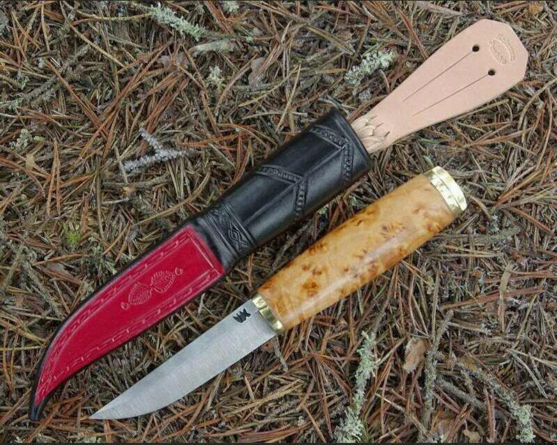 Tommi Puukko 95 Vaaleanruskea kahva ja musta-punainen tuppi