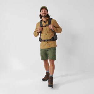 Mallin pituus: 184 cm Käyttää kokoa: 48