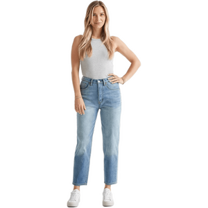 Malli on 175 cm pitkä ja käyttää kokoa W27/L27.