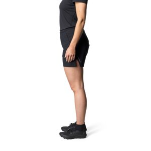 Rebecca on 165 cm pitkä ja käyttää kokoa M