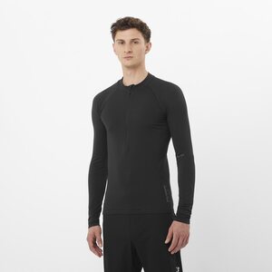 Model is 183 cm (6′2″) wears a size M.
