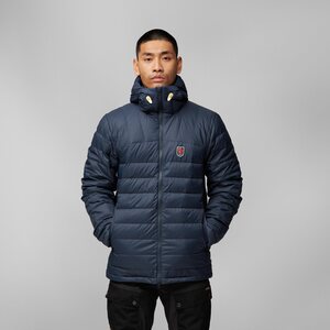 Model is 186 cm and wears size M.