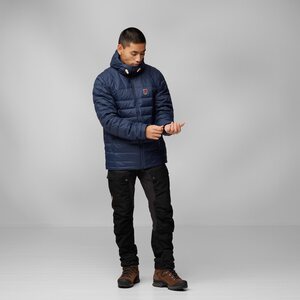 Model is 186 cm and wears size M.