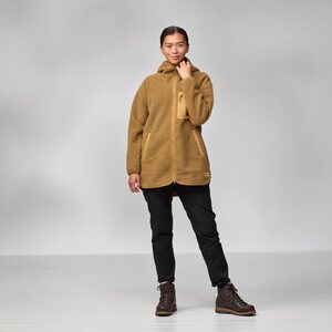 Model is 178 cm and wears size S.
