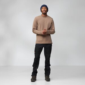 Model is 189 cm and wears size M.